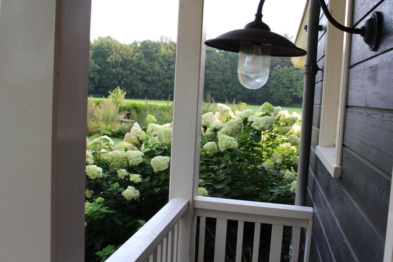 Huize Koempoelan Bed and Breakfast Naarden Exteriör bild