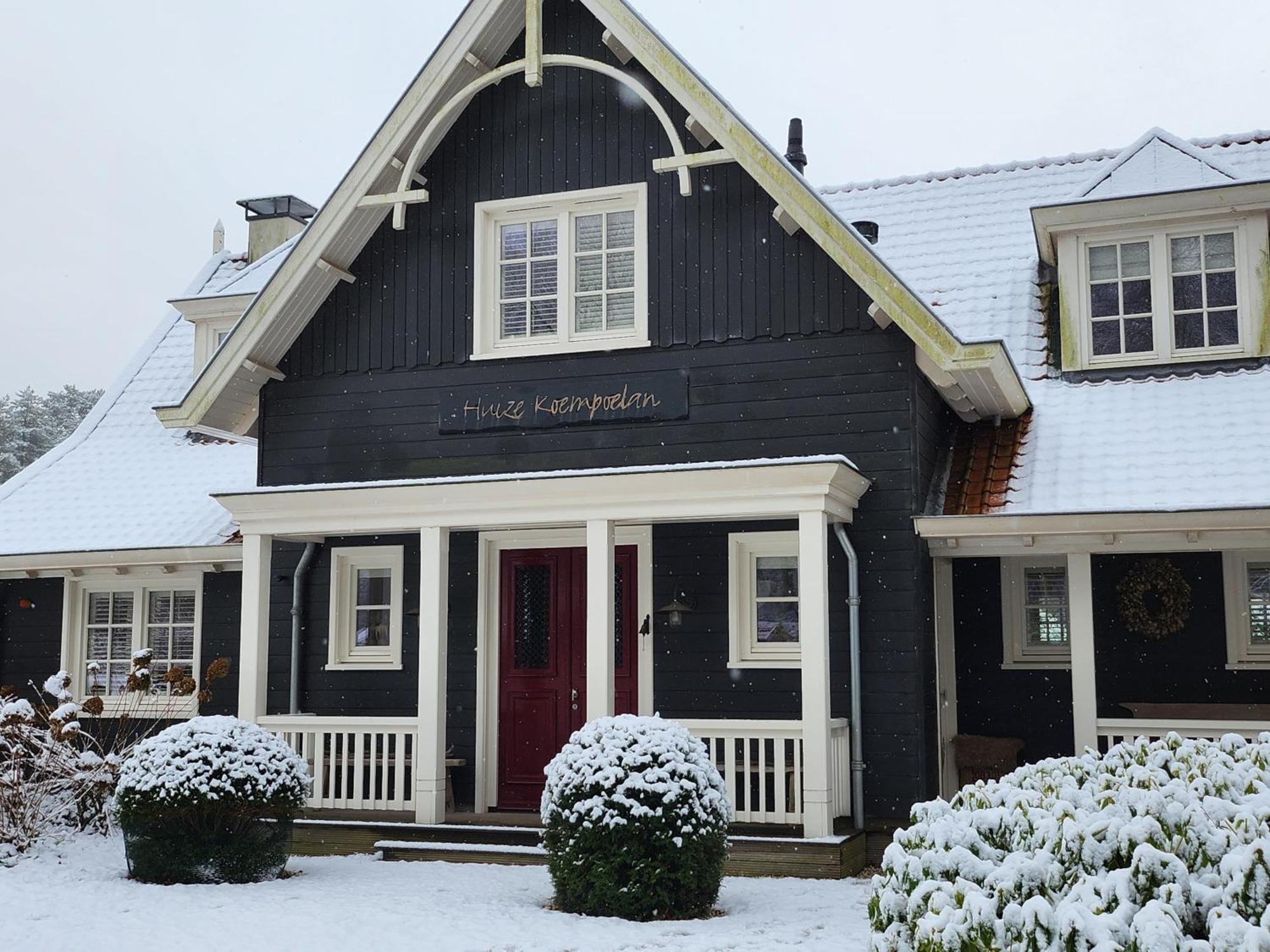 Huize Koempoelan Bed and Breakfast Naarden Exteriör bild