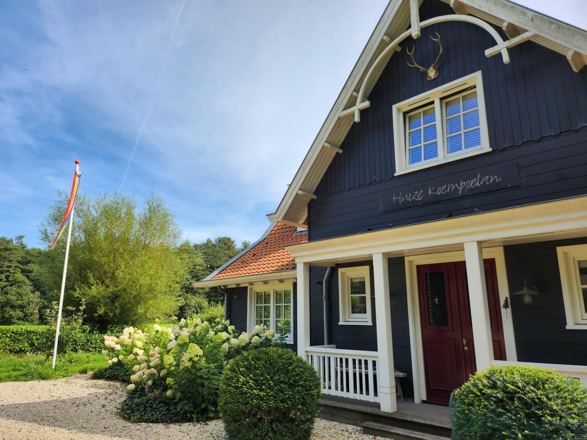 Huize Koempoelan Bed and Breakfast Naarden Exteriör bild